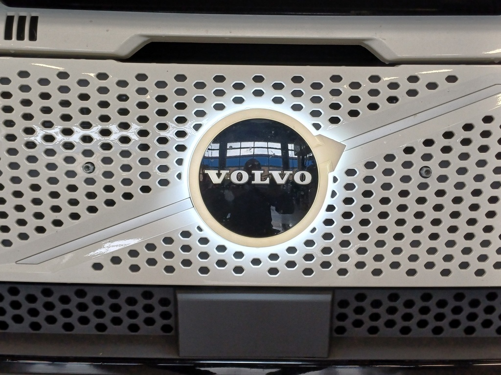Dual Color LED Logo Lighting for Volvo FH Aero | 21cm