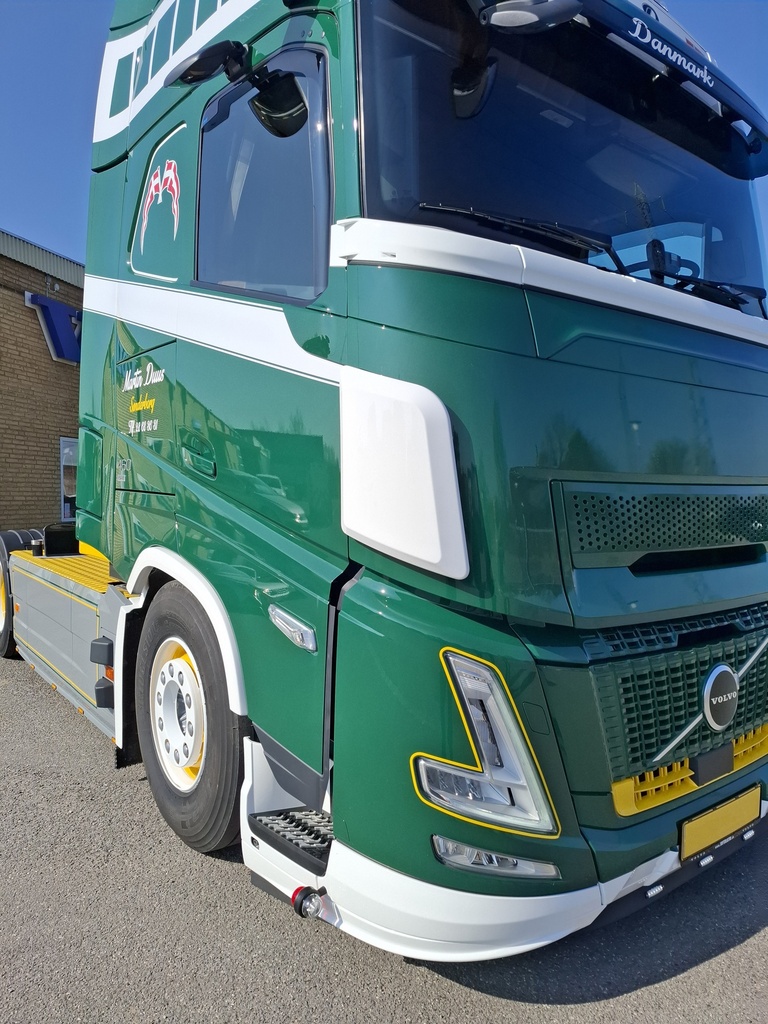 Dirt deflector suitable for Volvo FH4